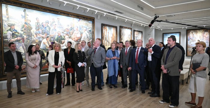 Г.А. Зюганов посетил в Москве картинную галерею Василия Нестеренко